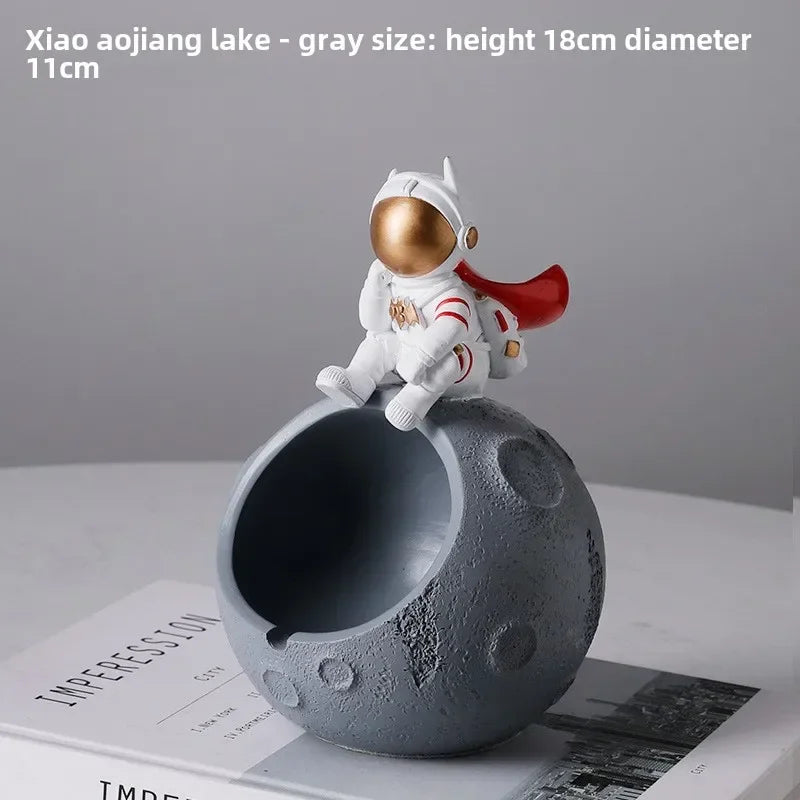 Astronaut ashtray, internet celebrity, creative with cover, anti flying, suitable for home use, personalized office use