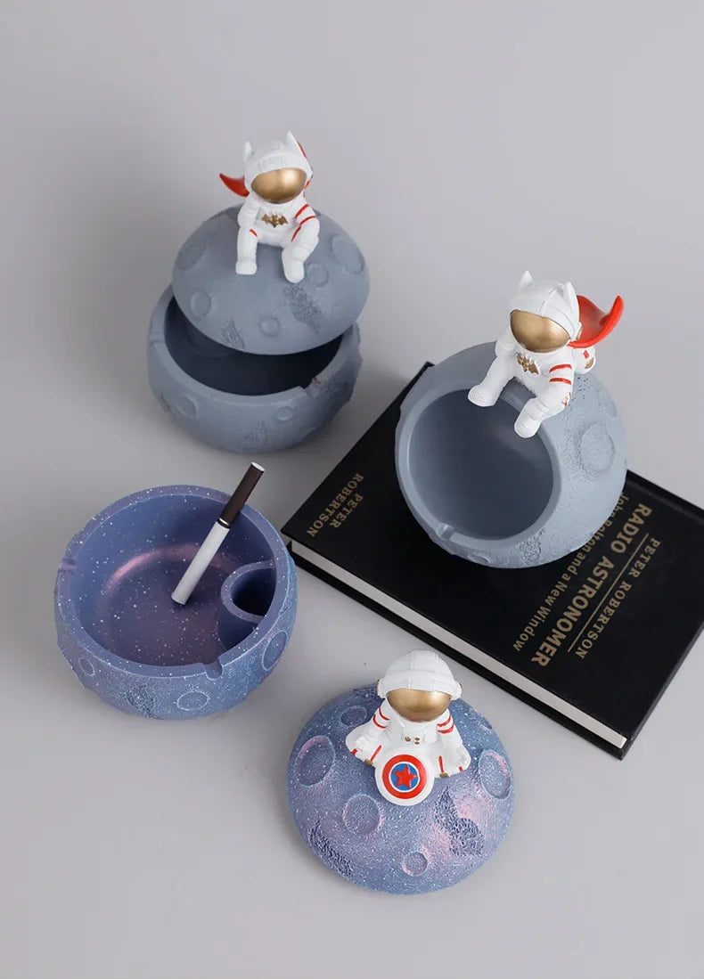 Astronaut ashtray, internet celebrity, creative with cover, anti flying, suitable for home use, personalized office use
