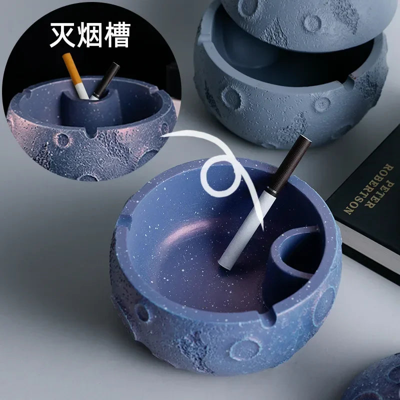 Astronaut ashtray, internet celebrity, creative with cover, anti flying, suitable for home use, personalized office use