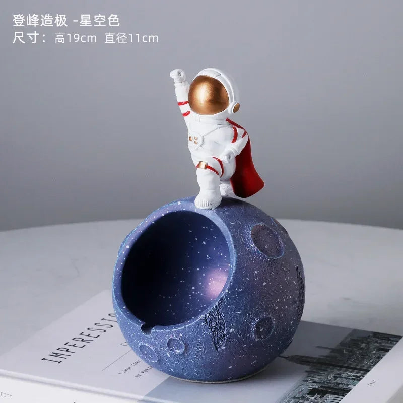 Astronaut ashtray, internet celebrity, creative with cover, anti flying, suitable for home use, personalized office use