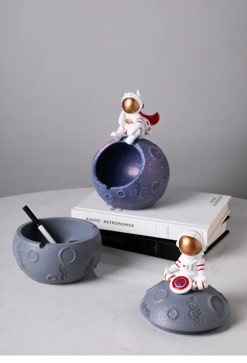 Astronaut ashtray, internet celebrity, creative with cover, anti flying, suitable for home use, personalized office use