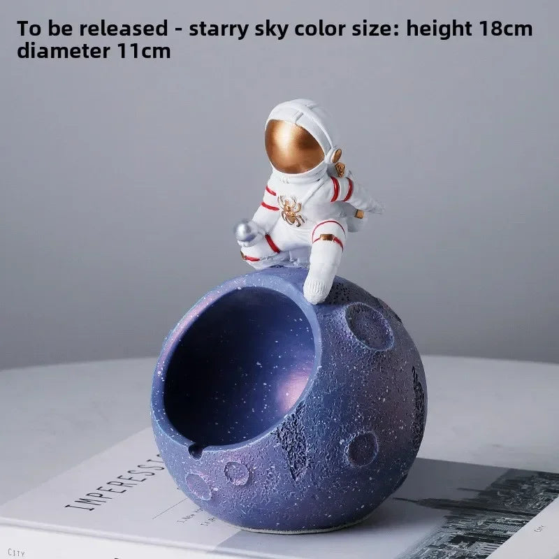 Astronaut ashtray, internet celebrity, creative with cover, anti flying, suitable for home use, personalized office use