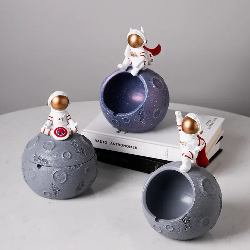 Astronaut ashtray, internet celebrity, creative with cover, anti flying, suitable for home use, personalized office use