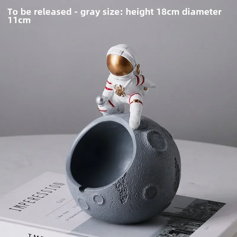 Astronaut ashtray, internet celebrity, creative with cover, anti flying, suitable for home use, personalized office use