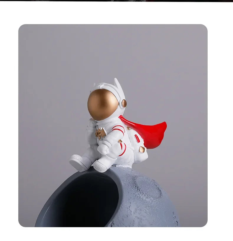 Astronaut ashtray, internet celebrity, creative with cover, anti flying, suitable for home use, personalized office use