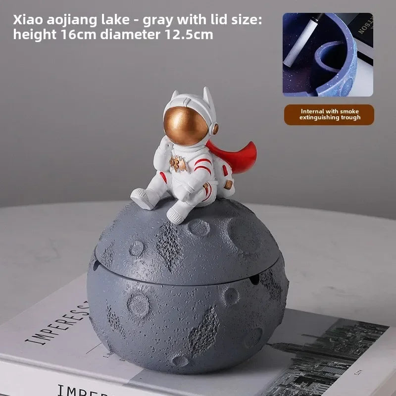 Astronaut ashtray, internet celebrity, creative with cover, anti flying, suitable for home use, personalized office use