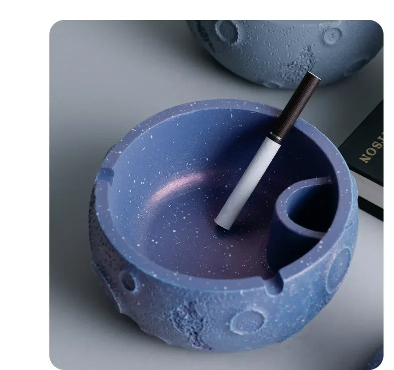 Astronaut ashtray, internet celebrity, creative with cover, anti flying, suitable for home use, personalized office use