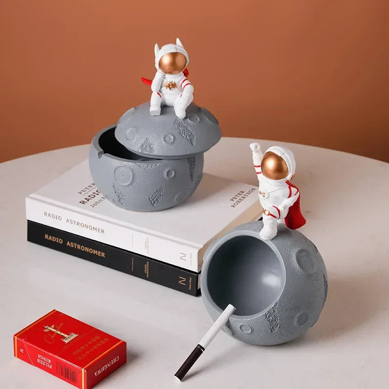 Astronaut ashtray, internet celebrity, creative with cover, anti flying, suitable for home use, personalized office use