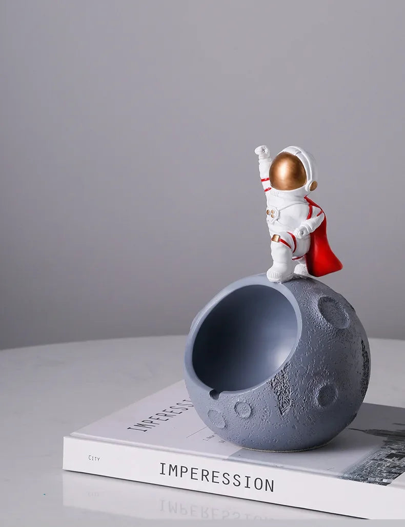 Astronaut ashtray, internet celebrity, creative with cover, anti flying, suitable for home use, personalized office use