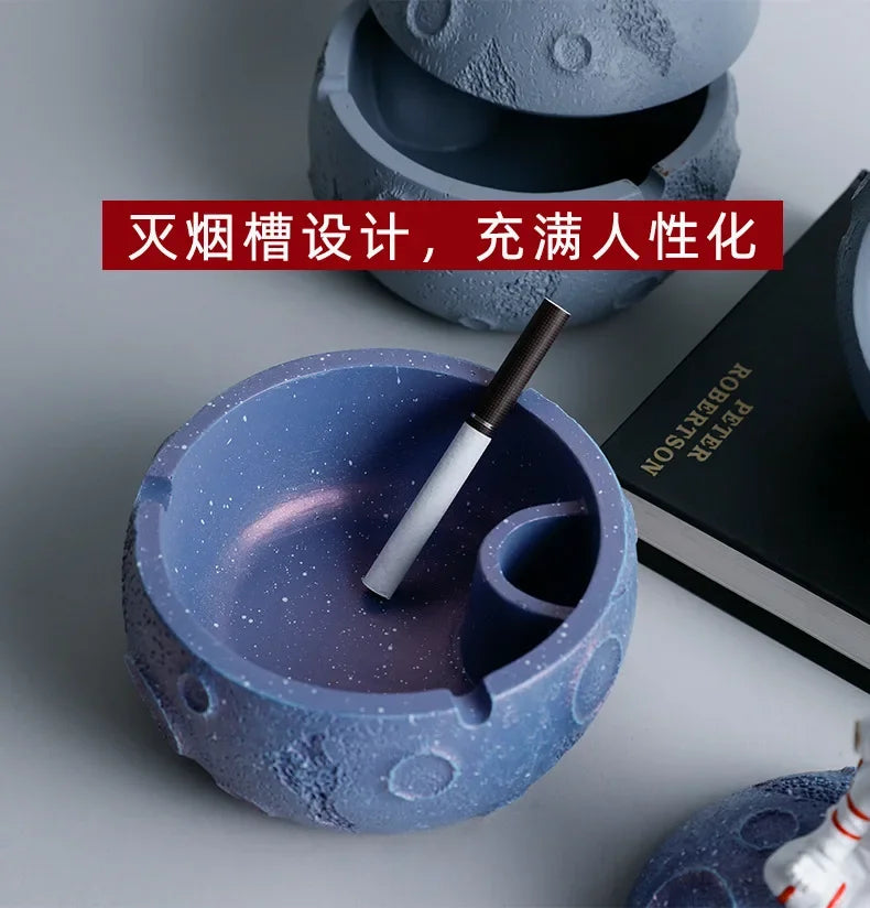 Astronaut ashtray, internet celebrity, creative with cover, anti flying, suitable for home use, personalized office use
