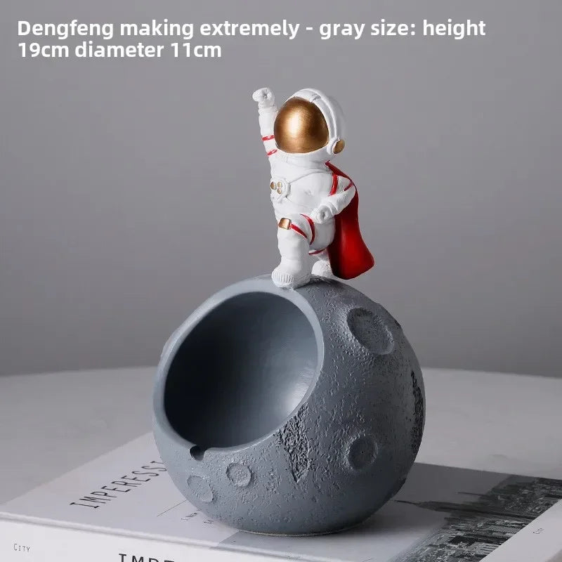 Astronaut ashtray, internet celebrity, creative with cover, anti flying, suitable for home use, personalized office use