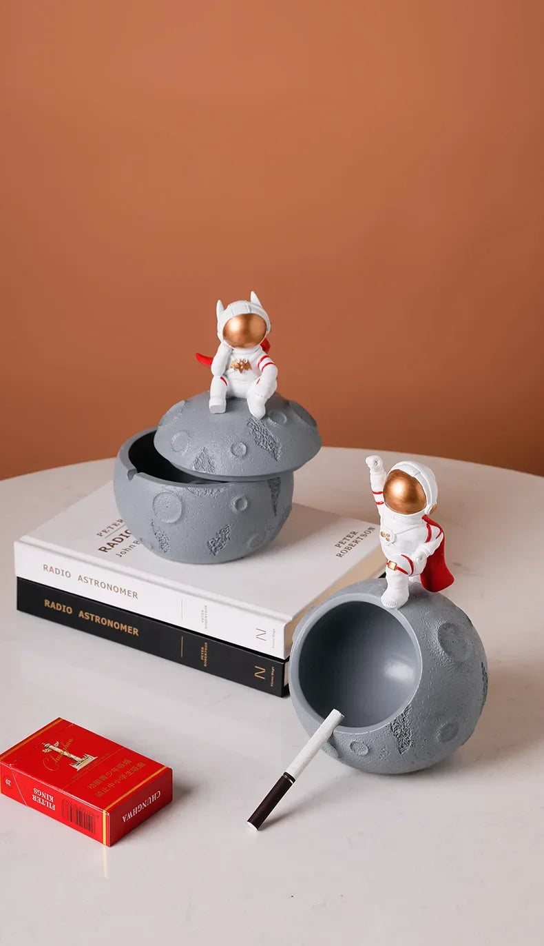 Astronaut ashtray, internet celebrity, creative with cover, anti flying, suitable for home use, personalized office use